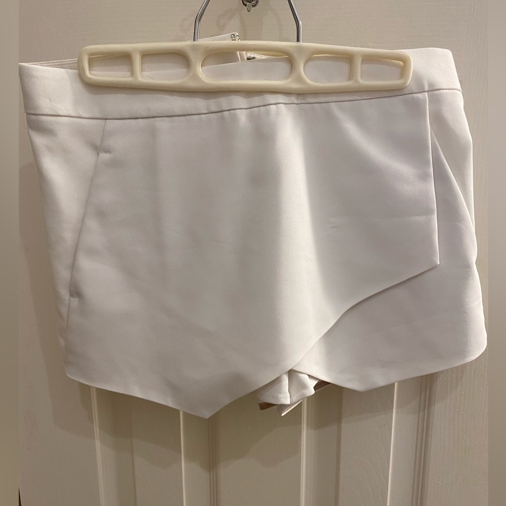 NWT express white skort